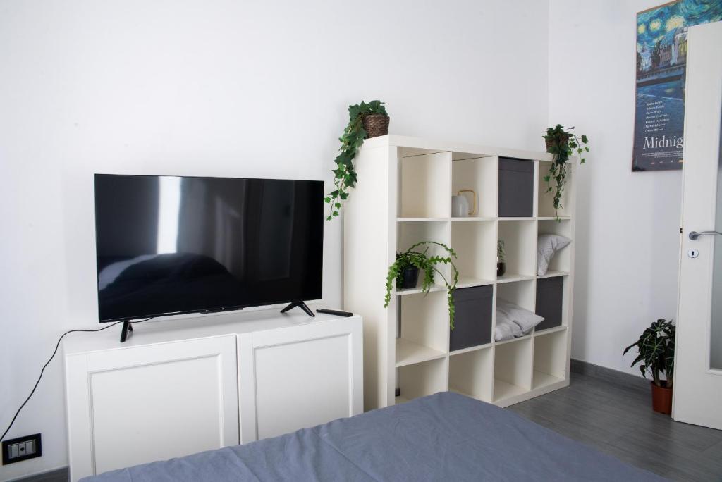 A television and/or entertainment centre at Ami House Roma