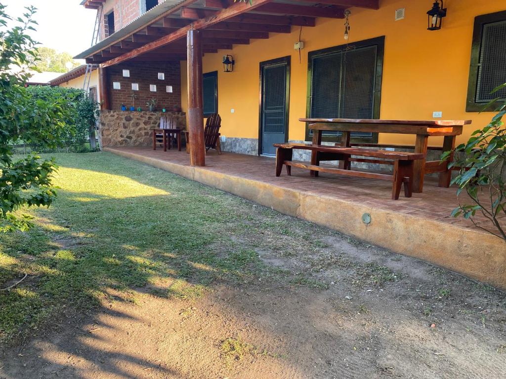 un porche con una mesa de picnic y una casa en Cabaña Emilia en San Javier