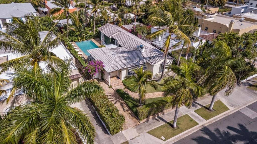 西棕櫚灘的住宿－Maison Papillon Vacation Home，棕榈树房屋的顶部景色