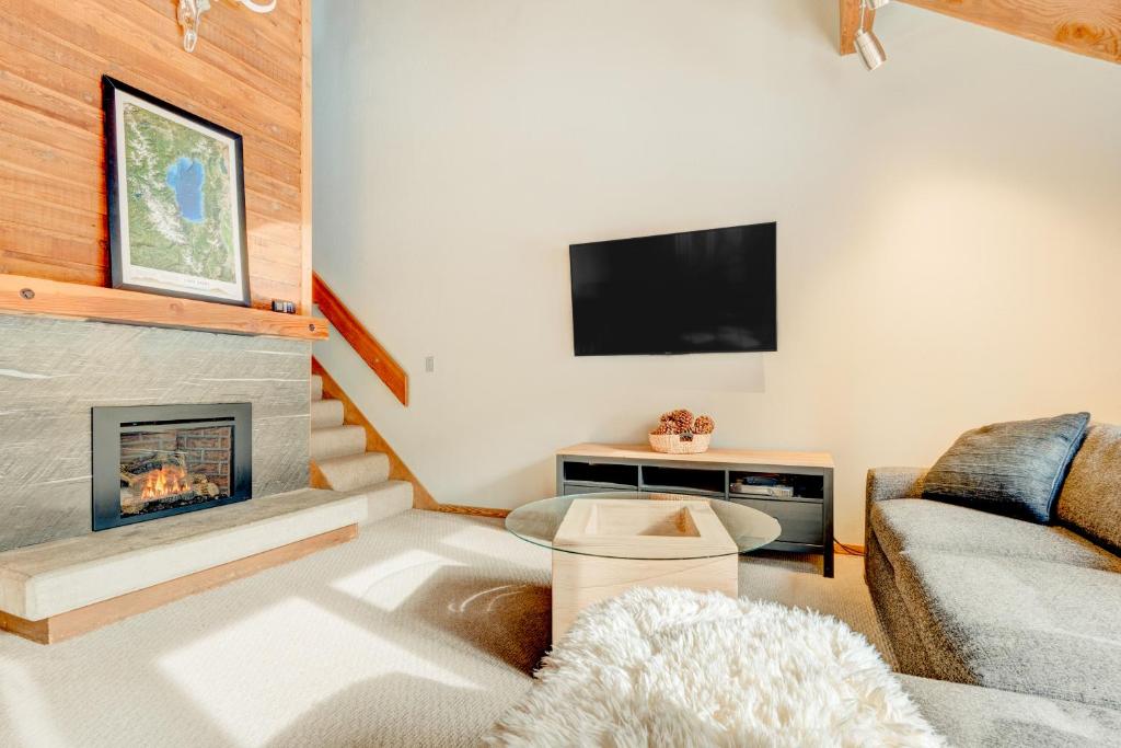 ein Wohnzimmer mit einem Sofa und einem Kamin in der Unterkunft Granlibakken Getaway - #72A in Tahoe City