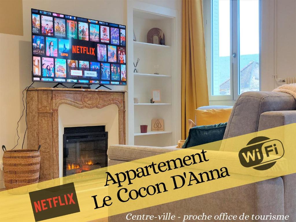 un cartel en la sala de estar con TV en Le Cocon d'Anna, en Dole