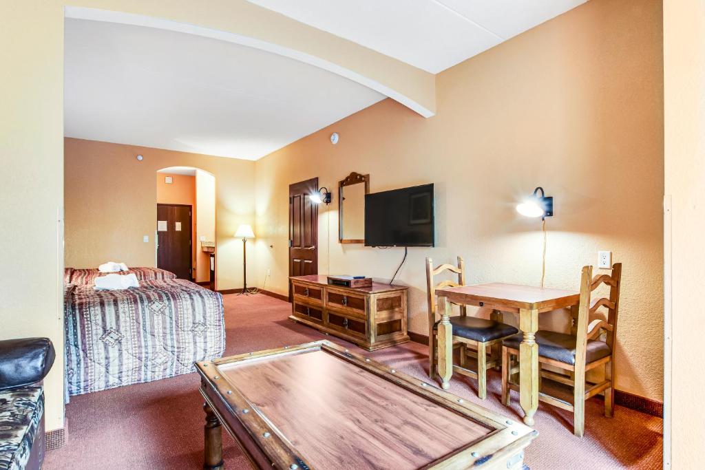 una camera d'albergo con tavolo e letto di Chula Vista Condo 2249 a Wisconsin Dells