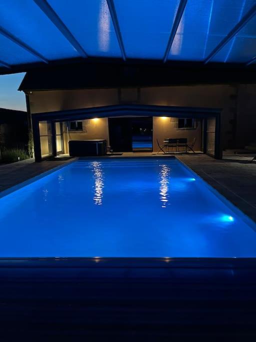 Bazén v ubytovaní Gîte la bergerie, piscine chauffée, alebo v jeho blízkosti