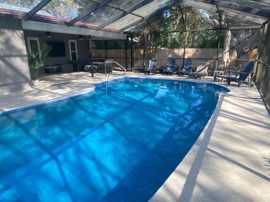 Pet friendly with heated pool - Housity