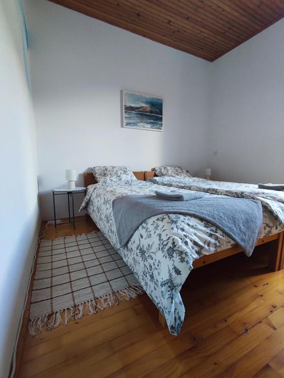 Postel nebo postele na pokoji v ubytování Family Hostel Pivka