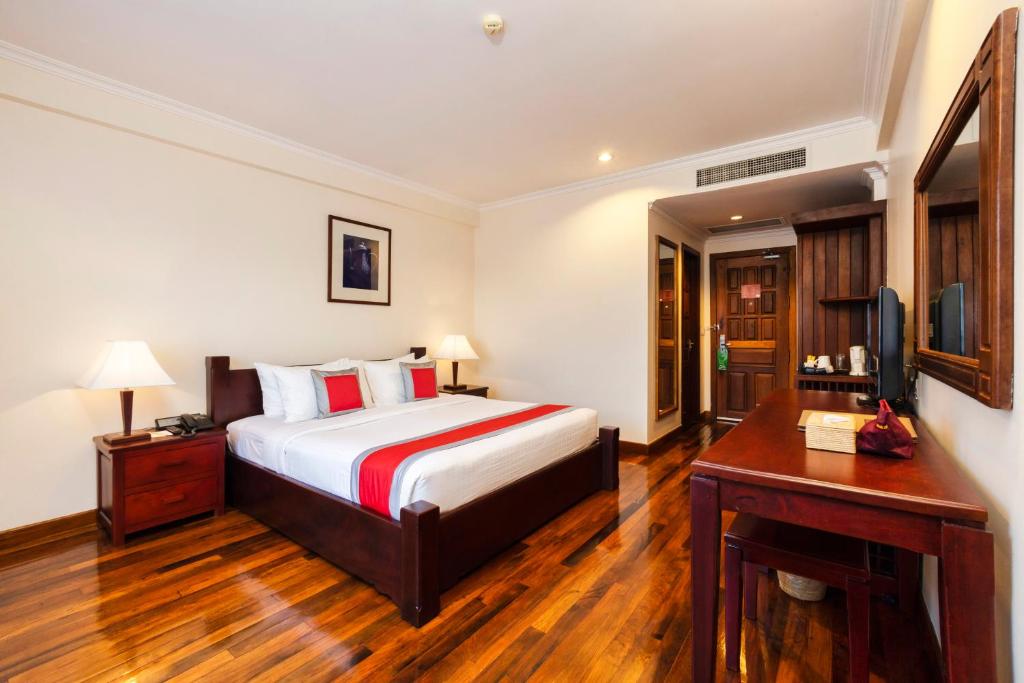 Postel nebo postele na pokoji v ubytování Saem Siemreap Hotel