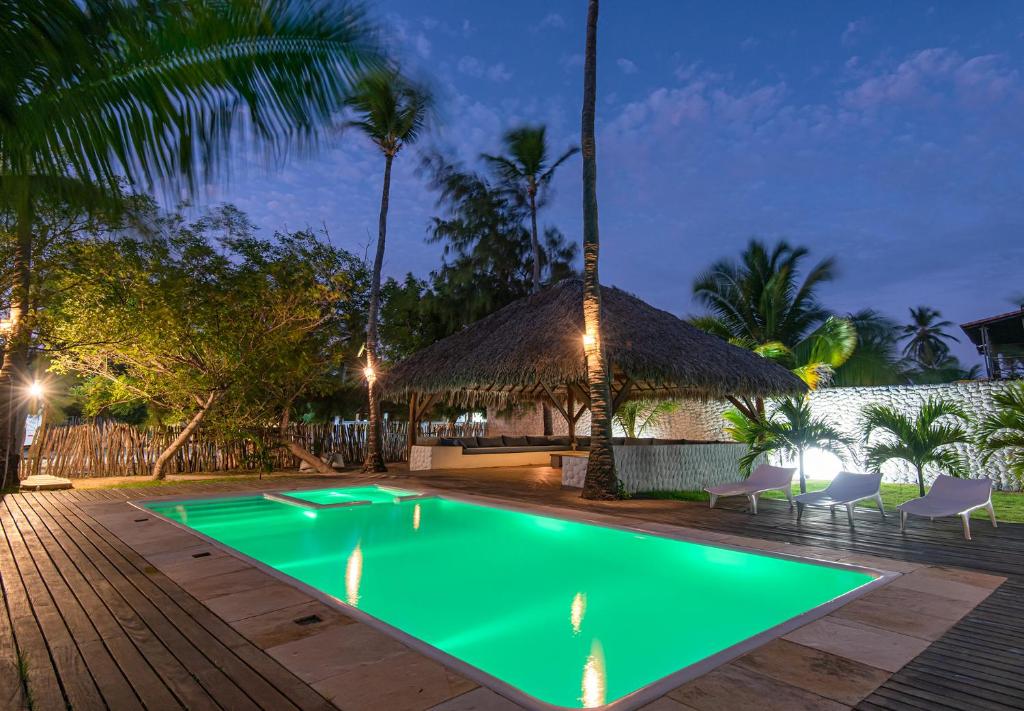 uma piscina num resort à noite em Barra Grande Beach Club em Barra Grande