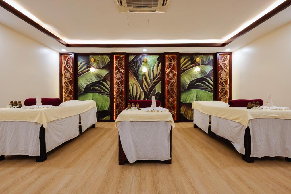Postel nebo postele na pokoji v ubytování Saem Siemreap Hotel