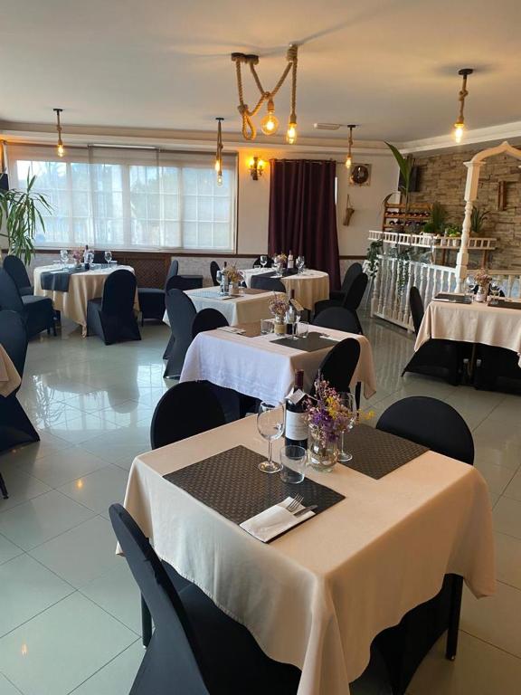 Reštaurácia alebo iné gastronomické zariadenie v ubytovaní Hostal Mainz