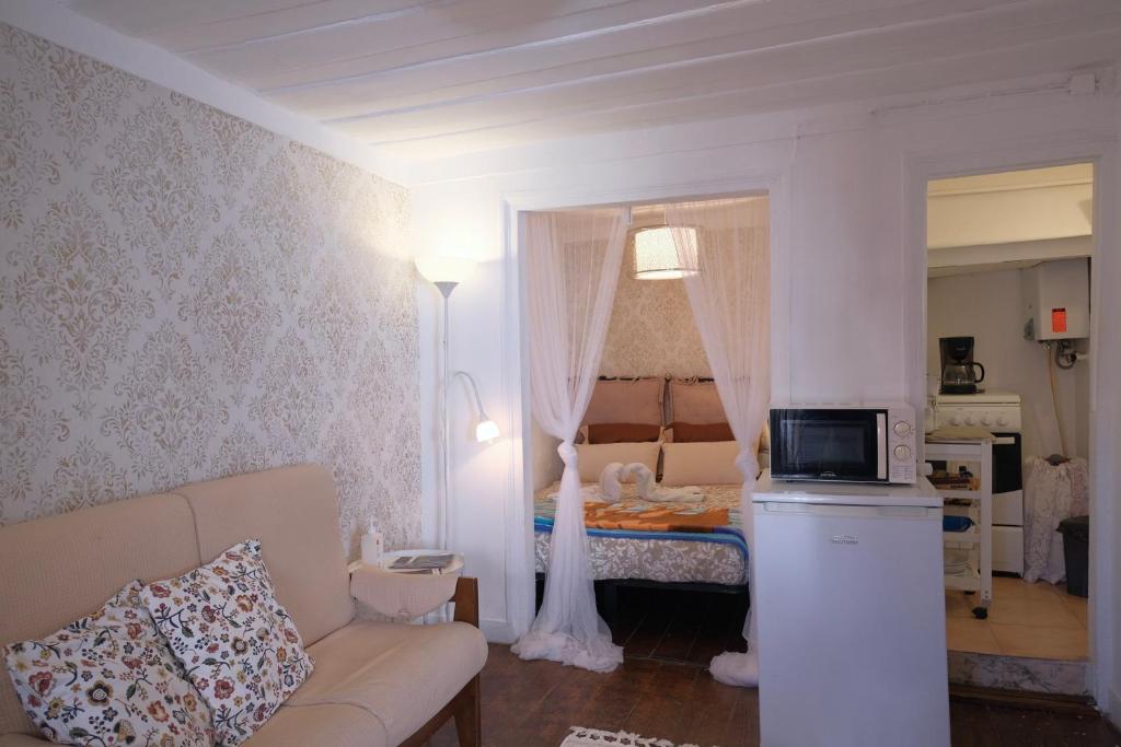 リスボンにあるBeco das Canas Apartmentのリビングルーム(ソファ付)、ベッドルーム1室が備わります。