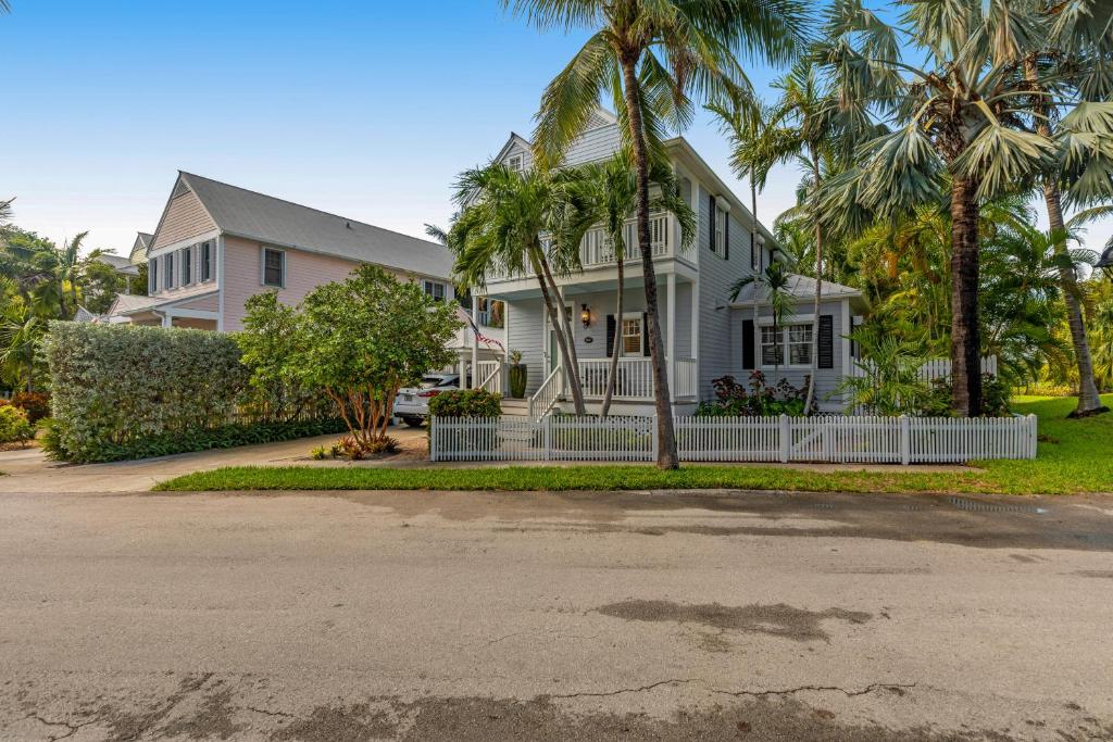 una casa blanca con palmeras delante en Tropical Retreat en Key West