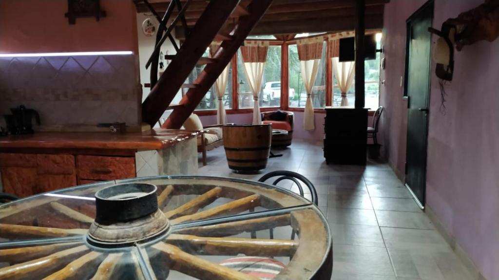 een kamer met een glazen tafel met een hoed erop bij Ensueño del alma in Villa Pehuenia