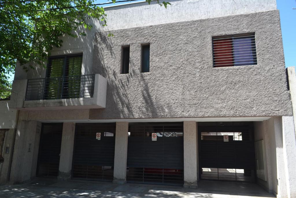 un edificio con 2 puertas de garaje y balcón en DEPARTAMENTOS DORREGO 1 en Mendoza