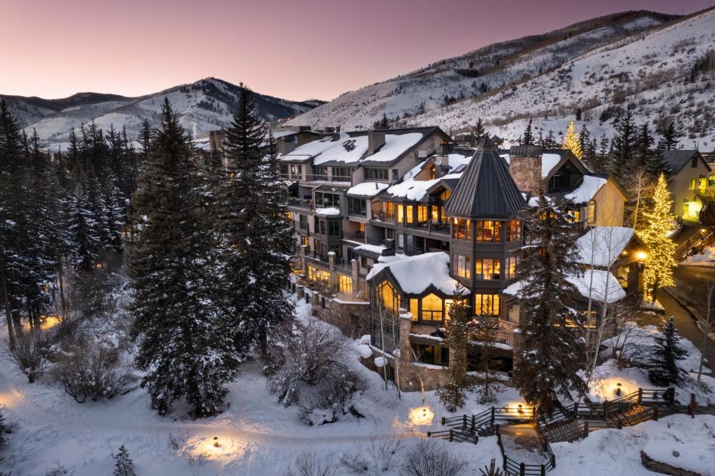 ein großes Gebäude im Schnee in der Nacht in der Unterkunft Gravity Haus Vail in Vail