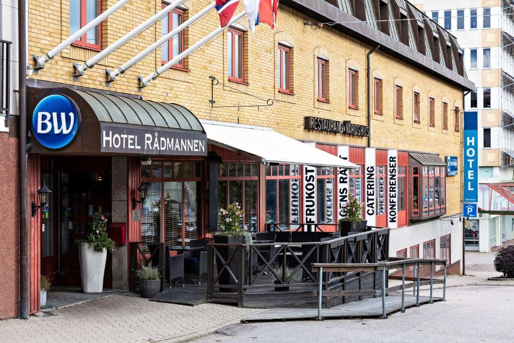 ein Restaurant mit Tischen und Stühlen vor einem Gebäude in der Unterkunft Best Western Rådmannen in Alvesta