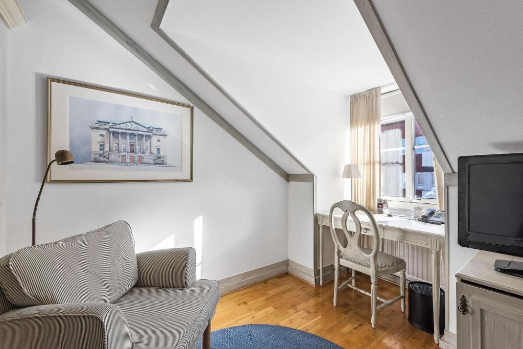 TV a/nebo společenská místnost v ubytování Best Western Plus Edward Hotel