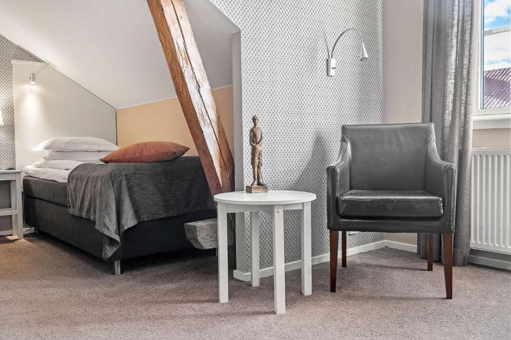 Postel nebo postele na pokoji v ubytování Best Western Plus Edward Hotel