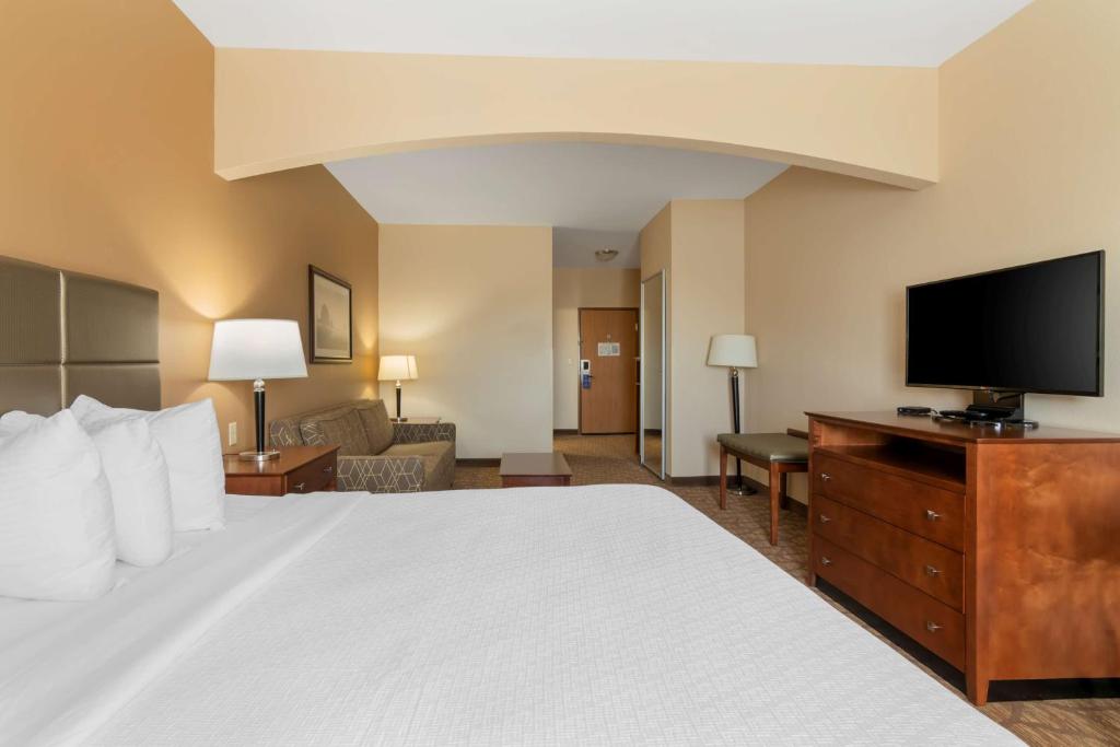 Postel nebo postele na pokoji v ubytování Best Western Plus Butterfield Inn