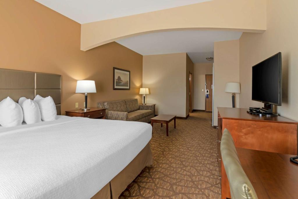 TV a/nebo společenská místnost v ubytování Best Western Plus Butterfield Inn