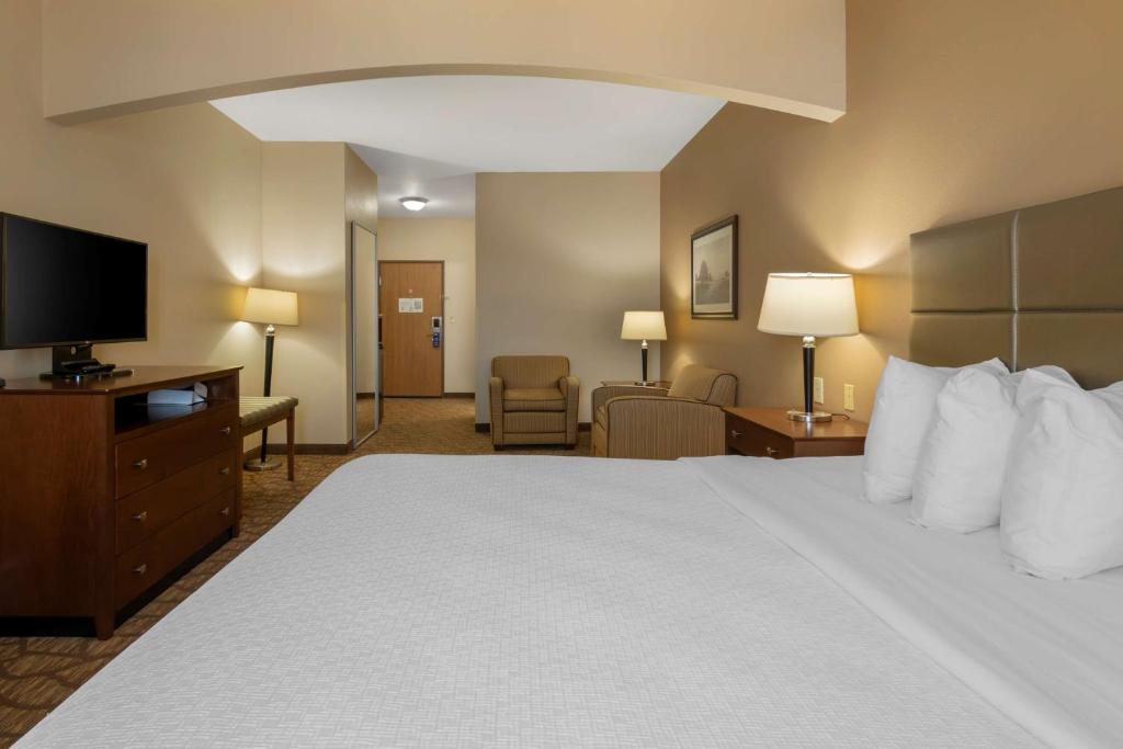 Postel nebo postele na pokoji v ubytování Best Western Plus Butterfield Inn