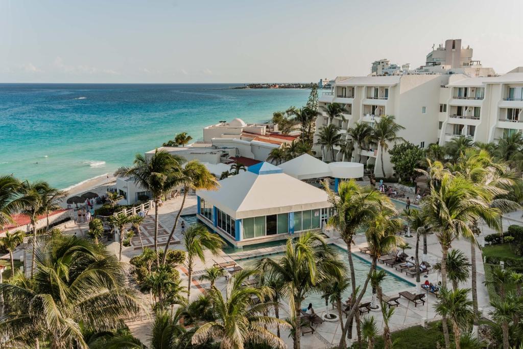 een luchtzicht op het resort en het strand bij BeachView & Balcony 3905 in Cancun