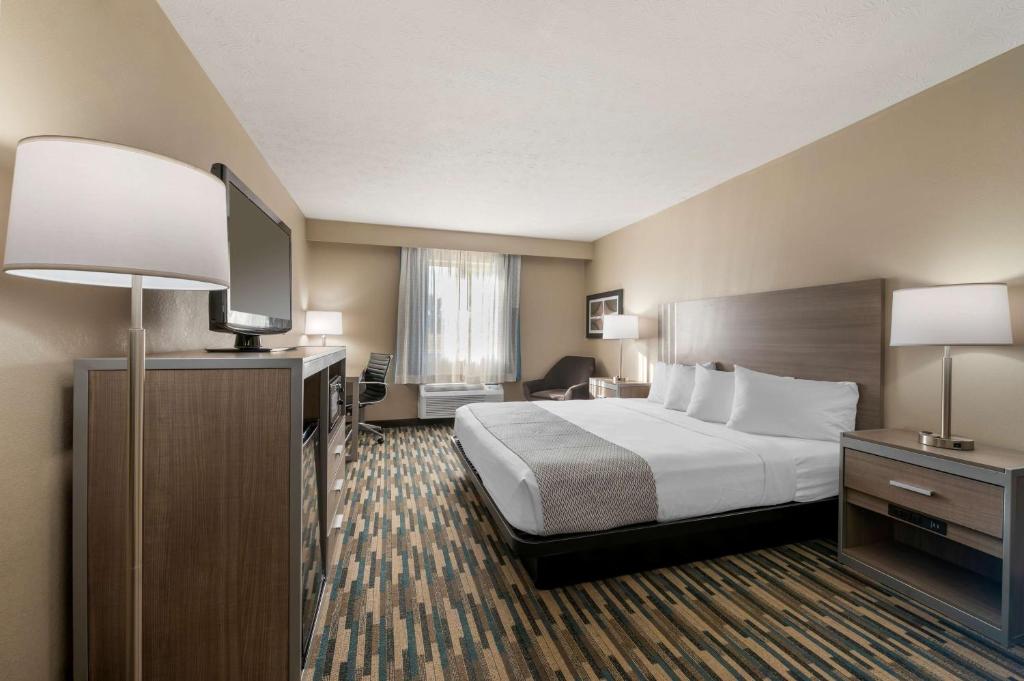 Best Western Edinburgh/Columbus - King Room With Roll-In Shower - Disability Access