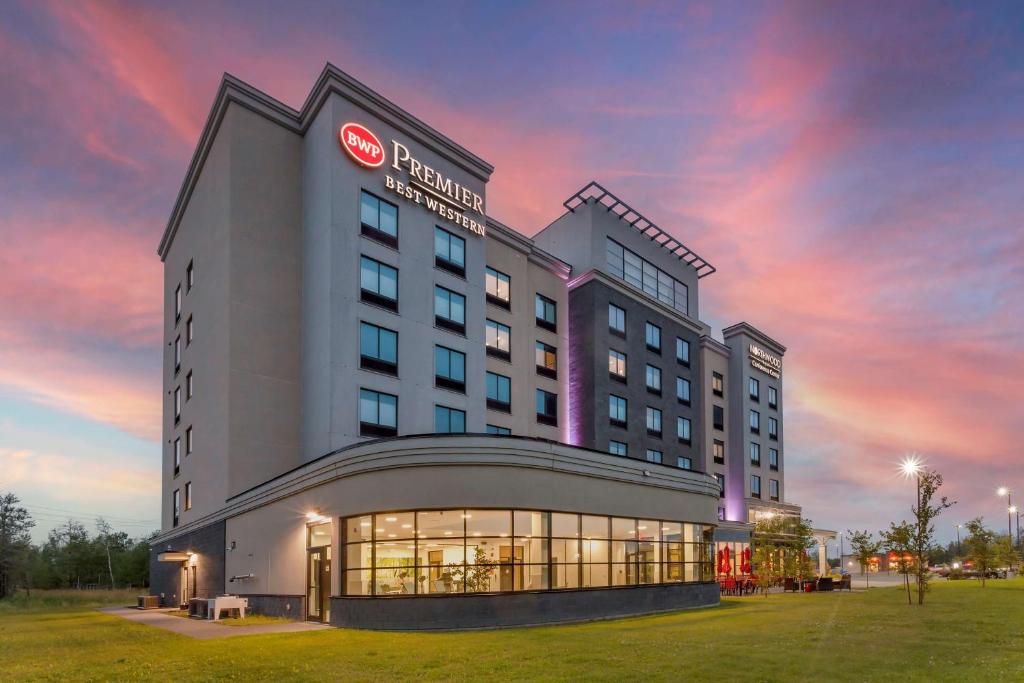 uma representação de um edifício de hotel com um pôr-do-sol em Best Western Premier Northwood Hotel em Timmins