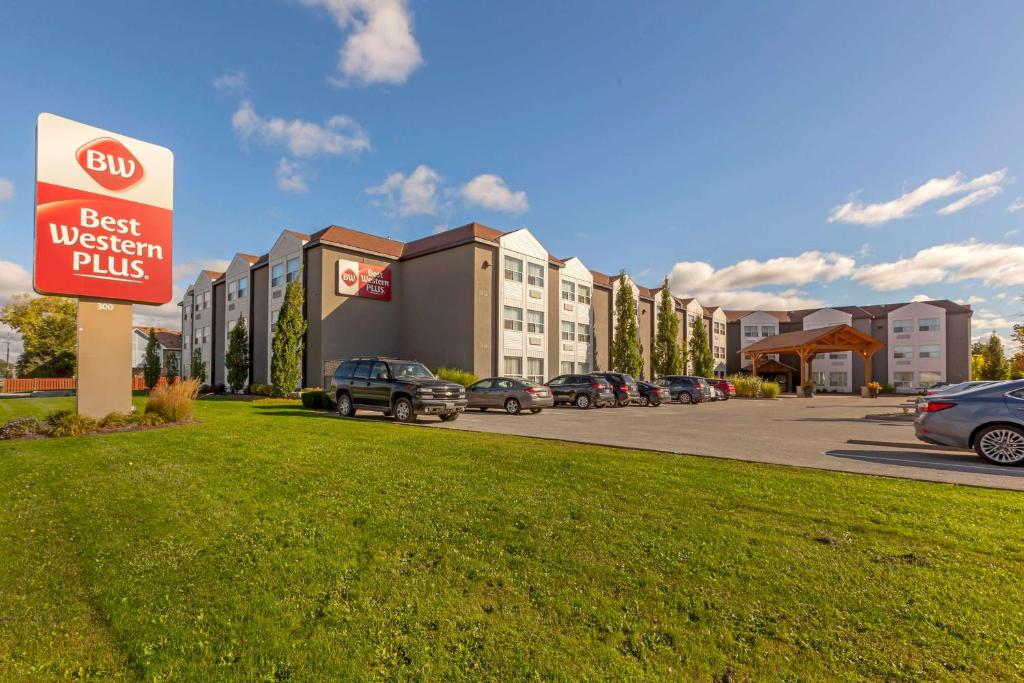 a best western plus sign in front of a parking lot at Best Western Plus Rose City Suites in Welland