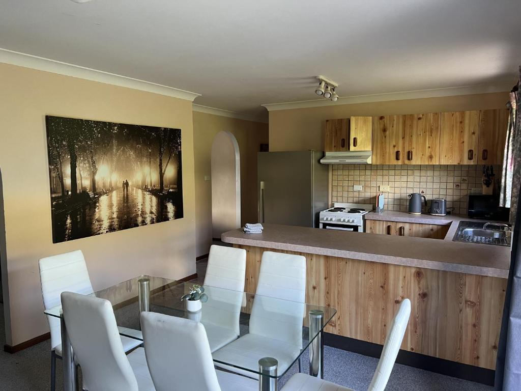 Entire 3 bedroom home with lock up garage - sleeps 10