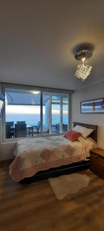 a bedroom with a bed with a view of the ocean at Depto equipado frente al mar. Excelente terraza in Viña del Mar