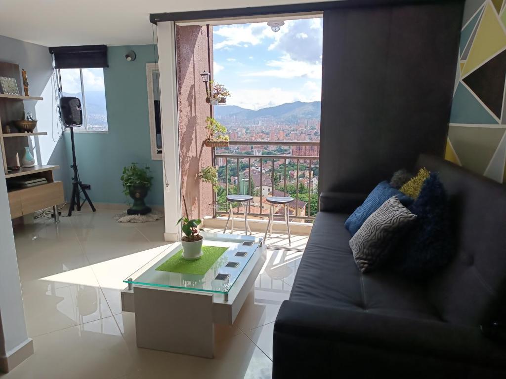 Gambar di galeri bagi Apartamento con vistas a la ciudad (Penthouse) cerca al Estadio, al Boulevard de la 70 y la Avenida 80 (Casinos, restaurantes, malls y otros). di Medellín