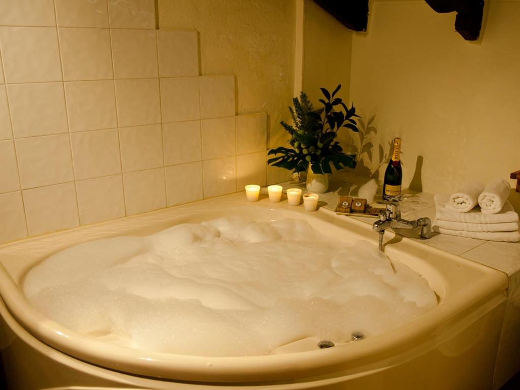 Un baño con bañera y lavabo. en Posada Santa Ana, en Suances