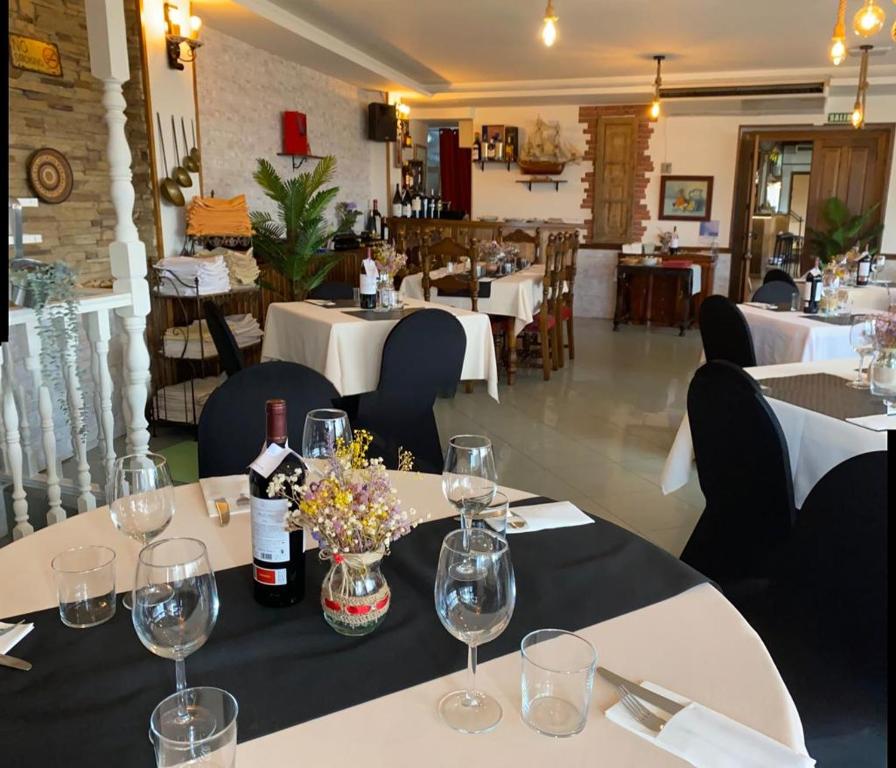 Reštaurácia alebo iné gastronomické zariadenie v ubytovaní Hostal Mainz