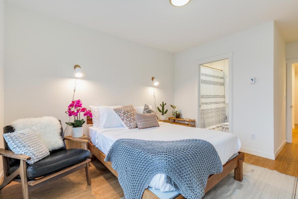 2BR 2BA The Ballard Modish, Seattle Location with rooftop view