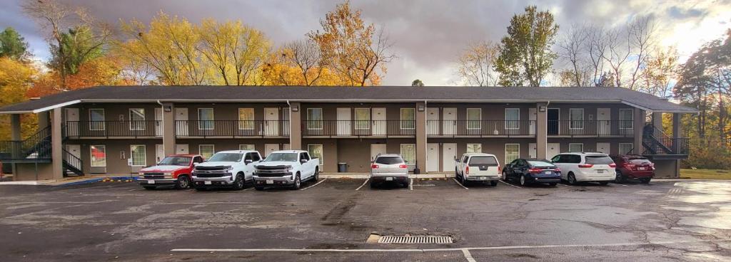 a building with cars parked in a parking lot at Jackson Town House Inn in Jackson