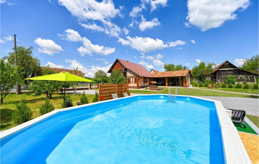 uma piscina no quintal de uma casa em Beautiful Home In Sovari With House A Panoramic View 