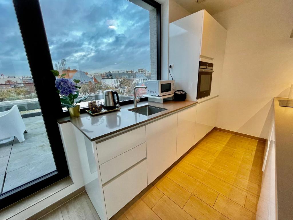 Kuchyň nebo kuchyňský kout v ubytování OneLuxStay near Diamond District