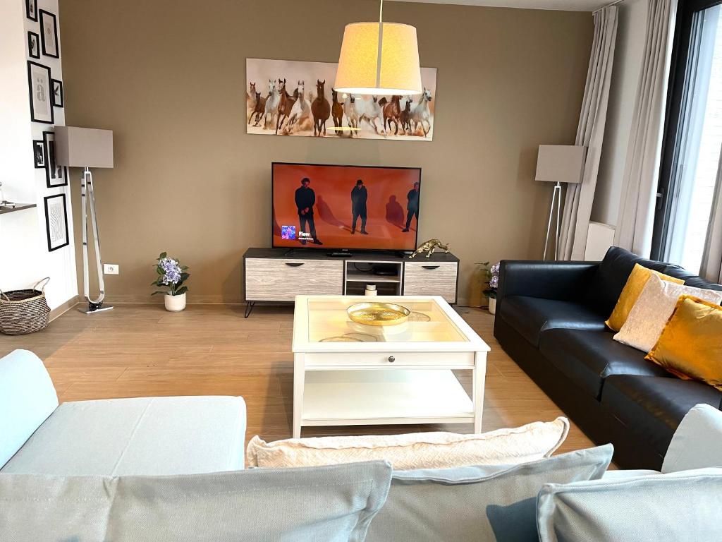 TV a/nebo společenská místnost v ubytování OneLuxStay near Diamond District