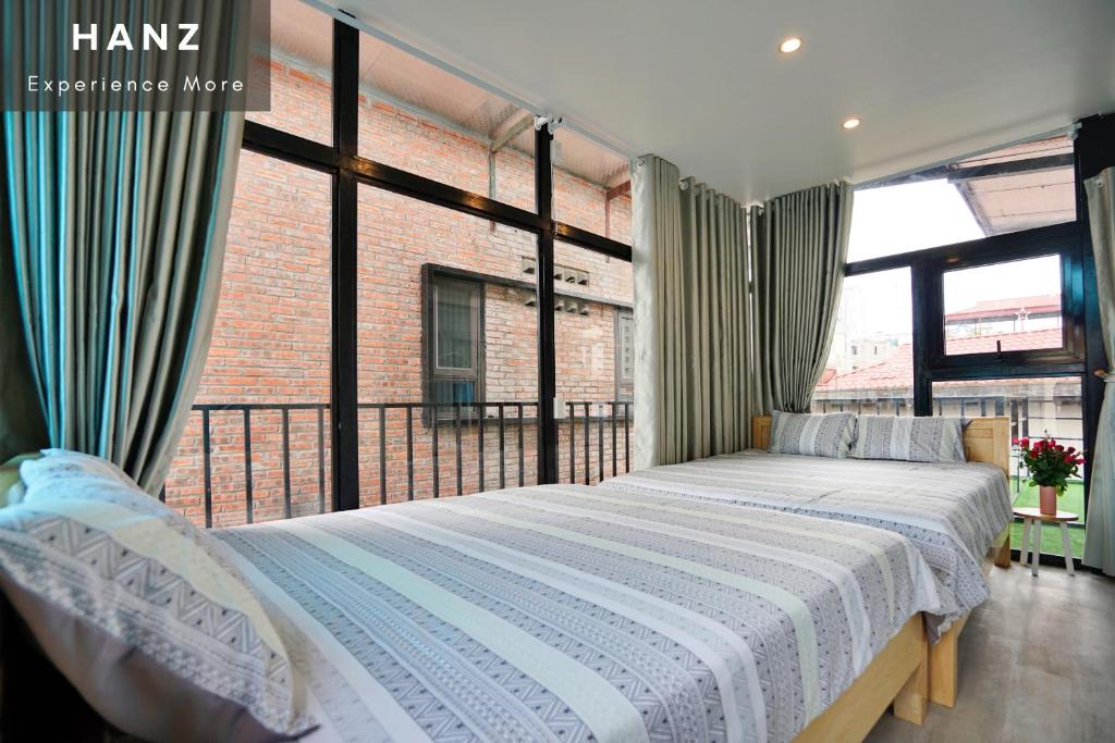 een slaapkamer met een bed en een groot raam bij Private Room in Halong City Center - HANZ Almor1 in Ha Long