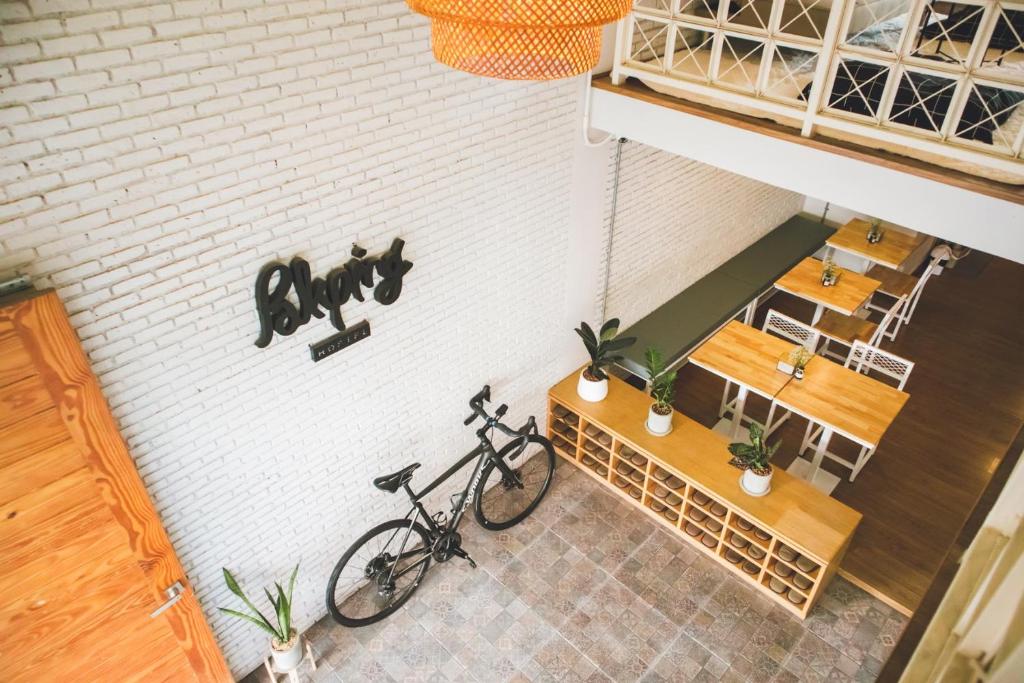 une vue de tête sur un vélo garé contre un mur dans l'établissement Pakping Hostel, à Chiang Mai