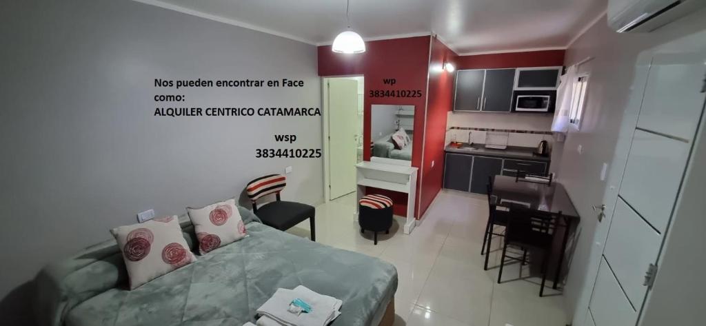 ein kleines Wohnzimmer mit einem Sofa und einer Küche in der Unterkunft Alquiler Céntrico Catamarca I in San Fernando del Valle de Catamarca