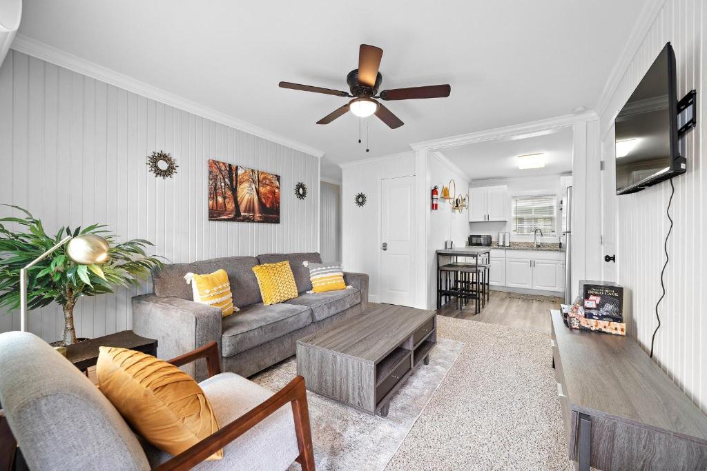 U of H Comfy Apt with Board Games Netflix Wine at University of Houston - Housity