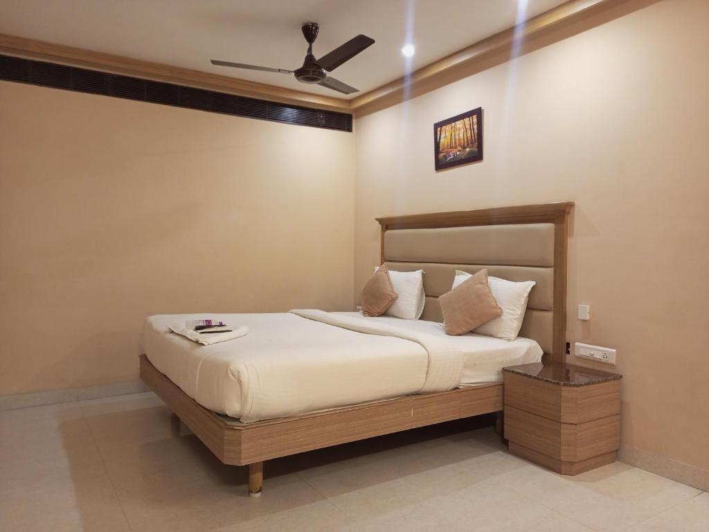 Ein Bett oder Betten in einem Zimmer der Unterkunft Bairav Grand Madurai