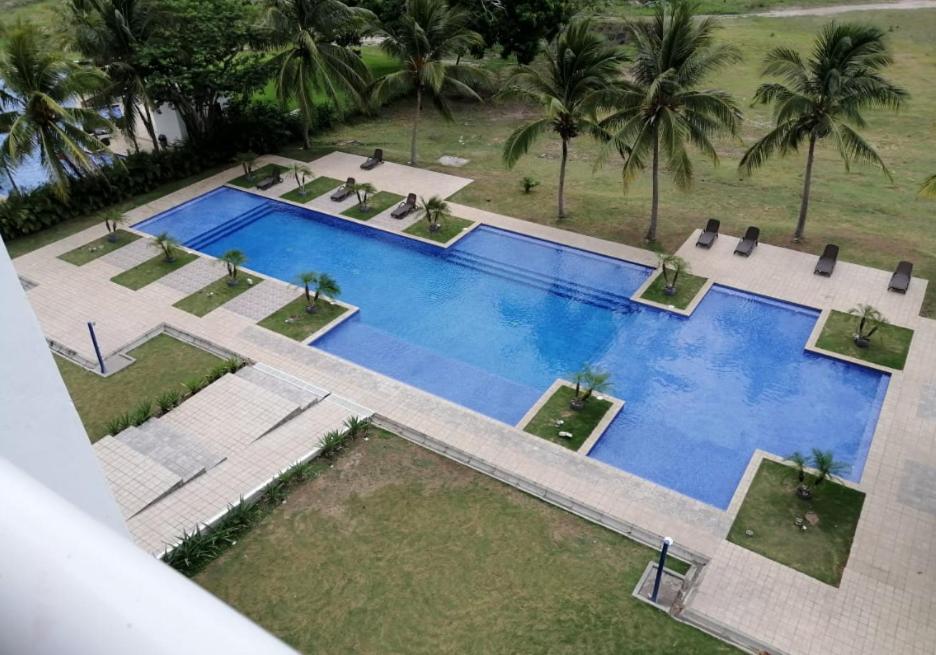 an overhead view of a large blue swimming pool at Playa Blanca Apartamentos in Río Hato