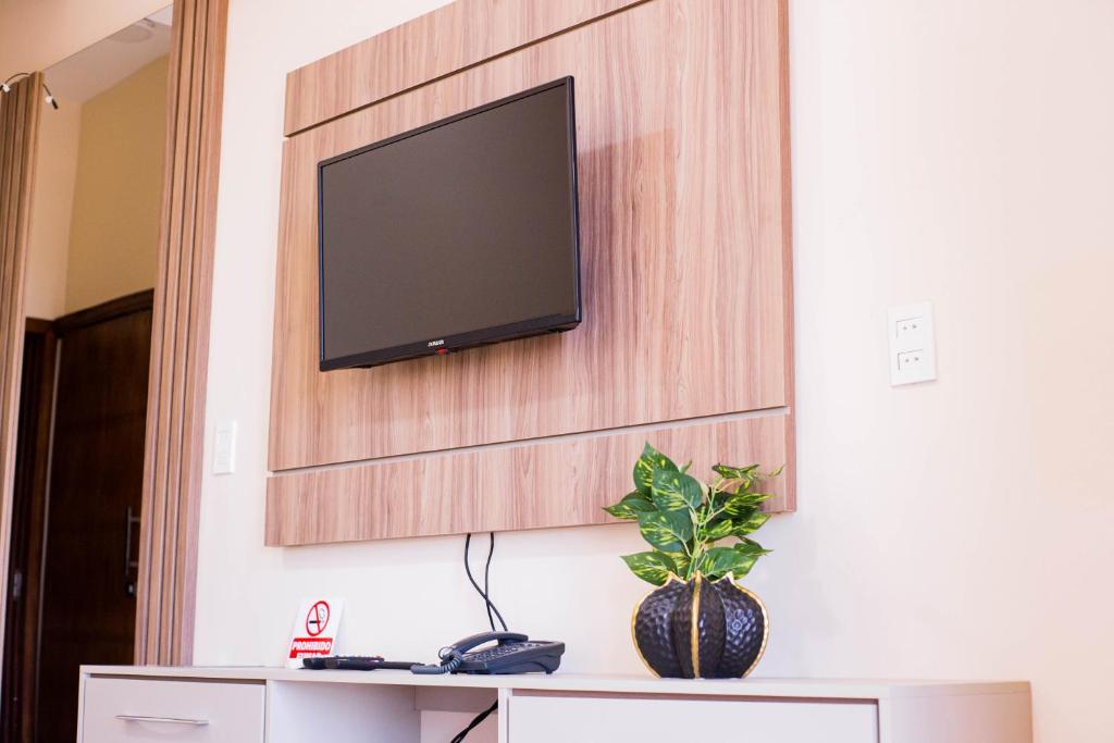 TV a/nebo společenská místnost v ubytování Liebling Hotel Ciudad del Este