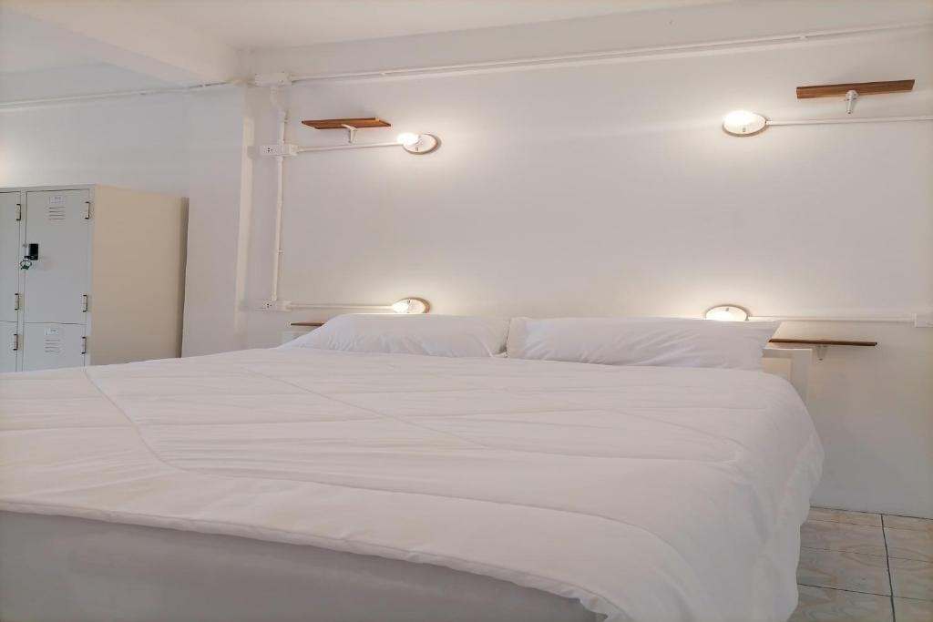 Postel nebo postele na pokoji v ubytování 8 SLEEPER STREET Guesthouse