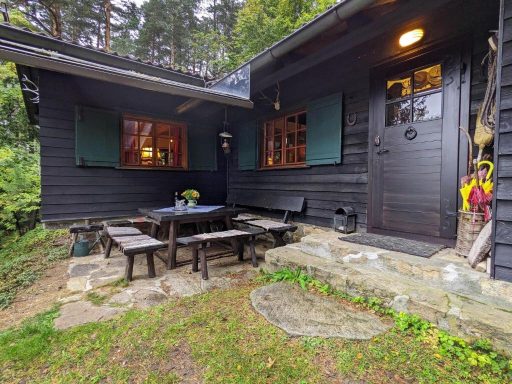 een huis met een picknicktafel ervoor bij Holiday home in Edlitz in Wechselland with sauna in Edlitz