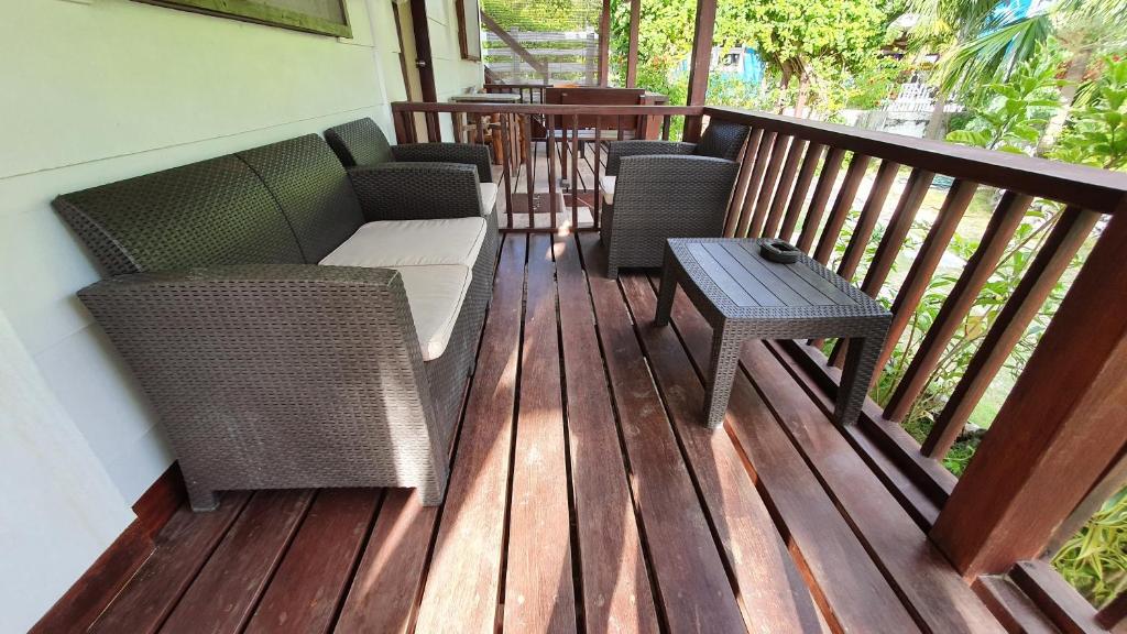 Un balcón o terraza en Threshershack Inn