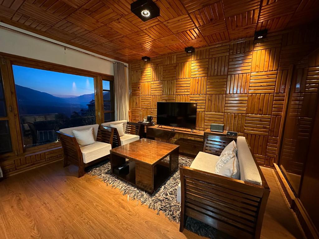 TV a/nebo společenská místnost v ubytování SaffronStays Monarch Manor, Manali - regal mansion