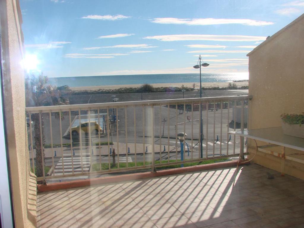 einen Balkon mit Blick auf den Strand und das Meer in der Unterkunft IBIS in Saint Pierre La Mer